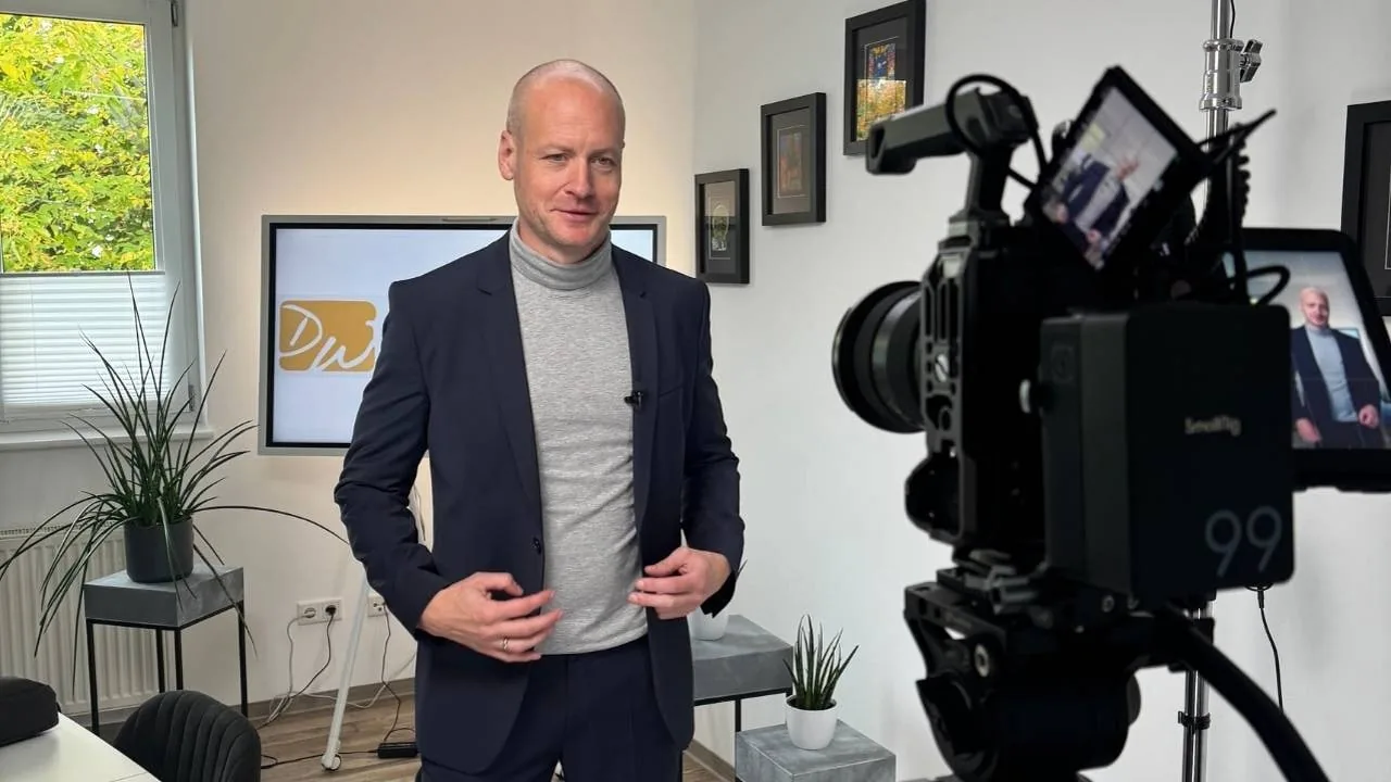 Daniel Wenzel, Finanzplanung Daniel Wenzel GmbH, vor der Kinokamera am Drehtag