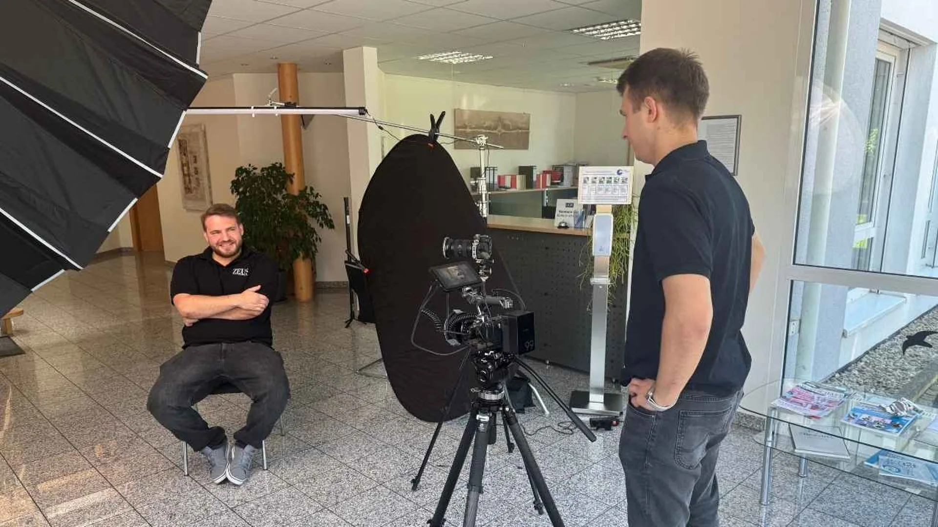Zeus-Produktionsteam beim Aufbau vor Ort